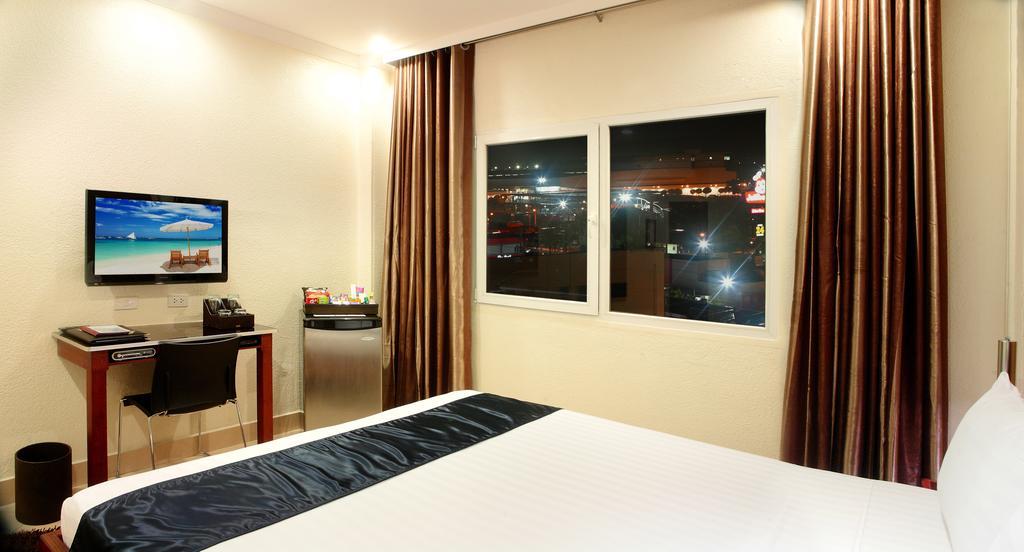 Queens Hotel Angeles City Exterior photo