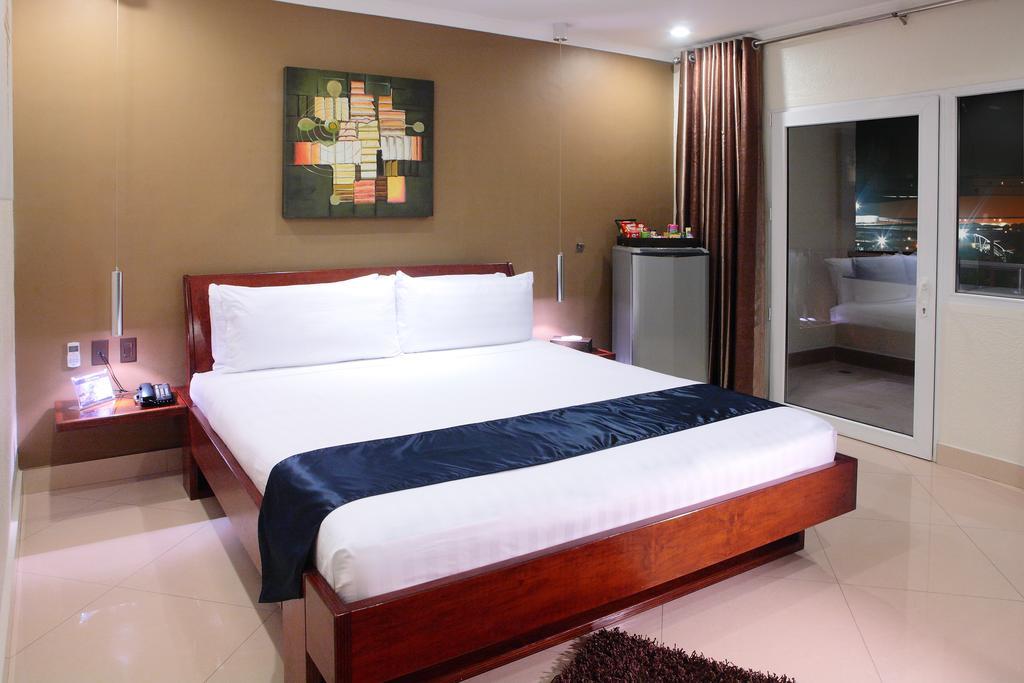 Queens Hotel Angeles City Room photo