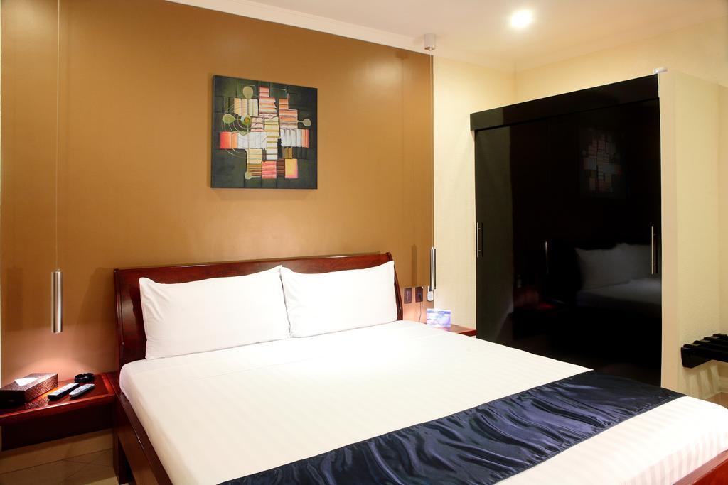 Queens Hotel Angeles City Room photo