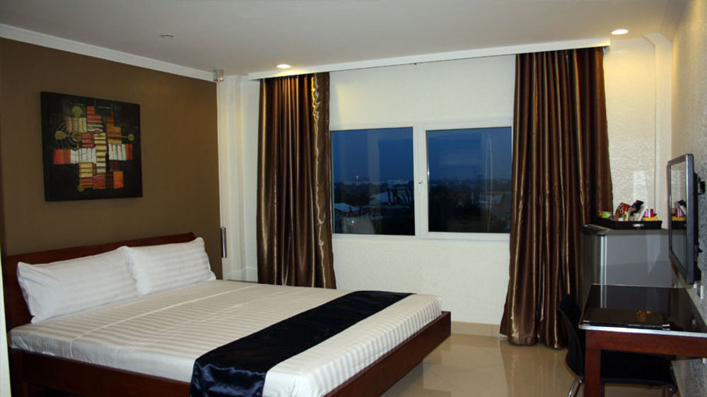 Queens Hotel Angeles City Exterior photo