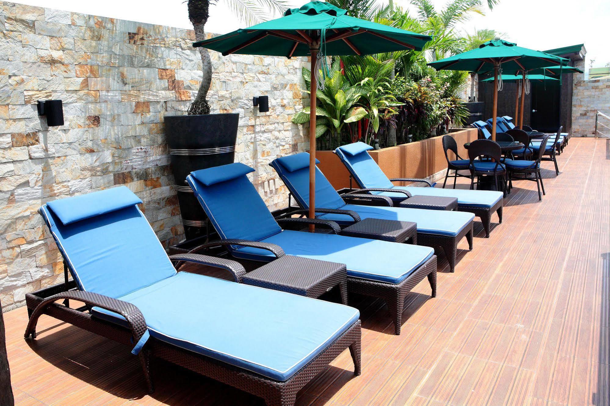 Queens Hotel Angeles City Exterior photo