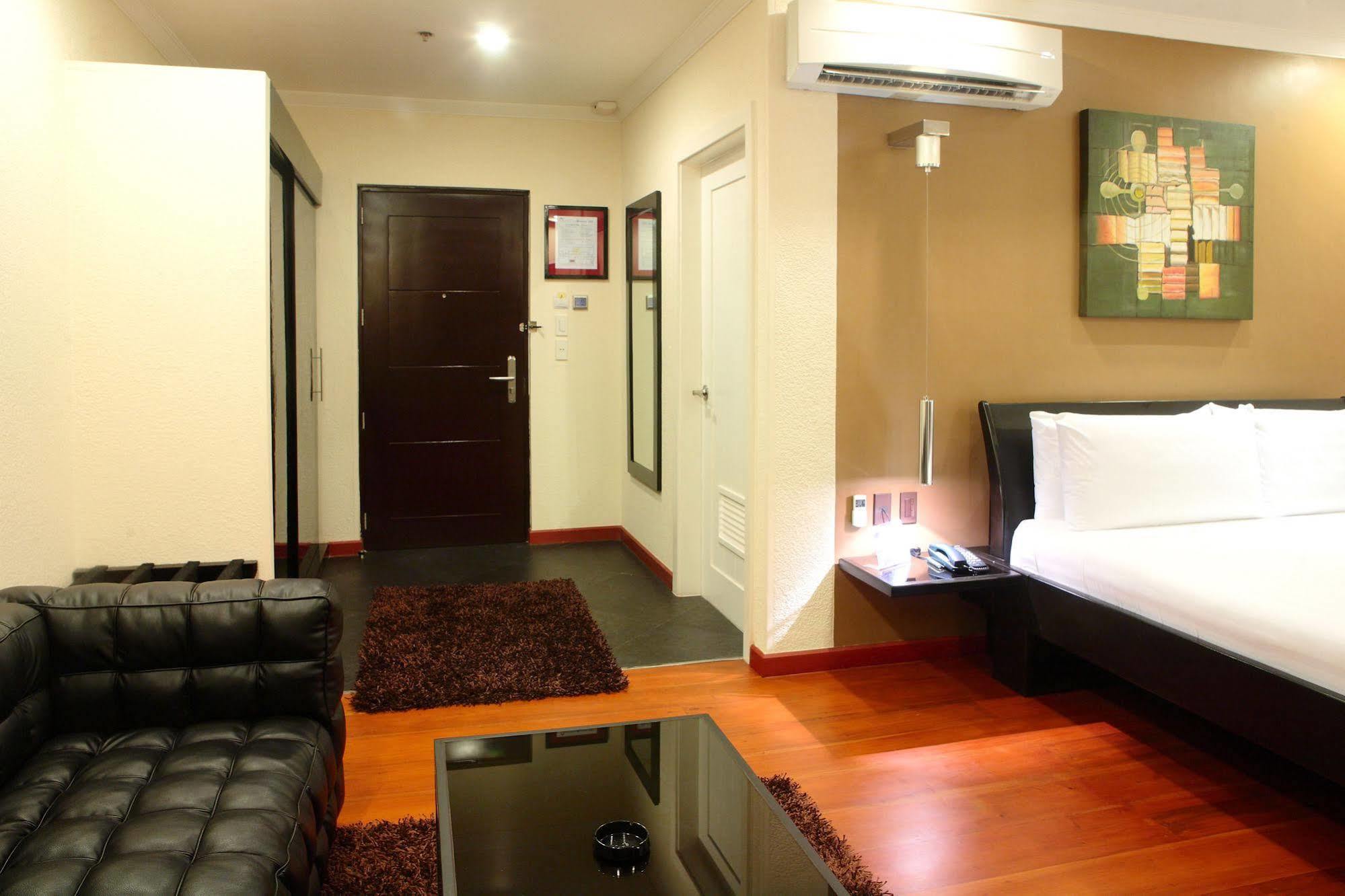 Queens Hotel Angeles City Exterior photo