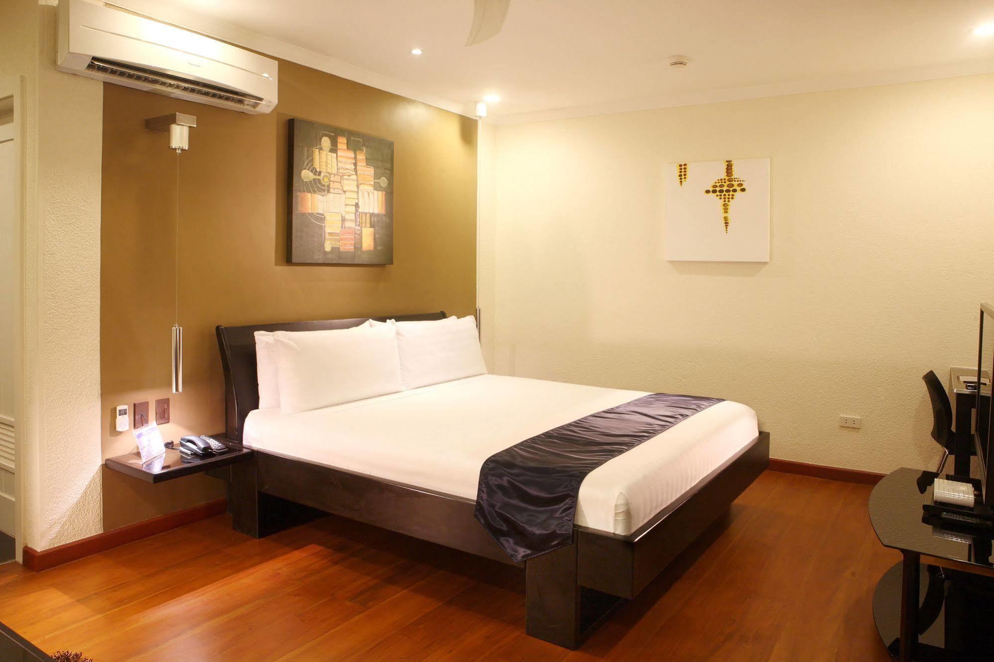 Queens Hotel Angeles City Exterior photo