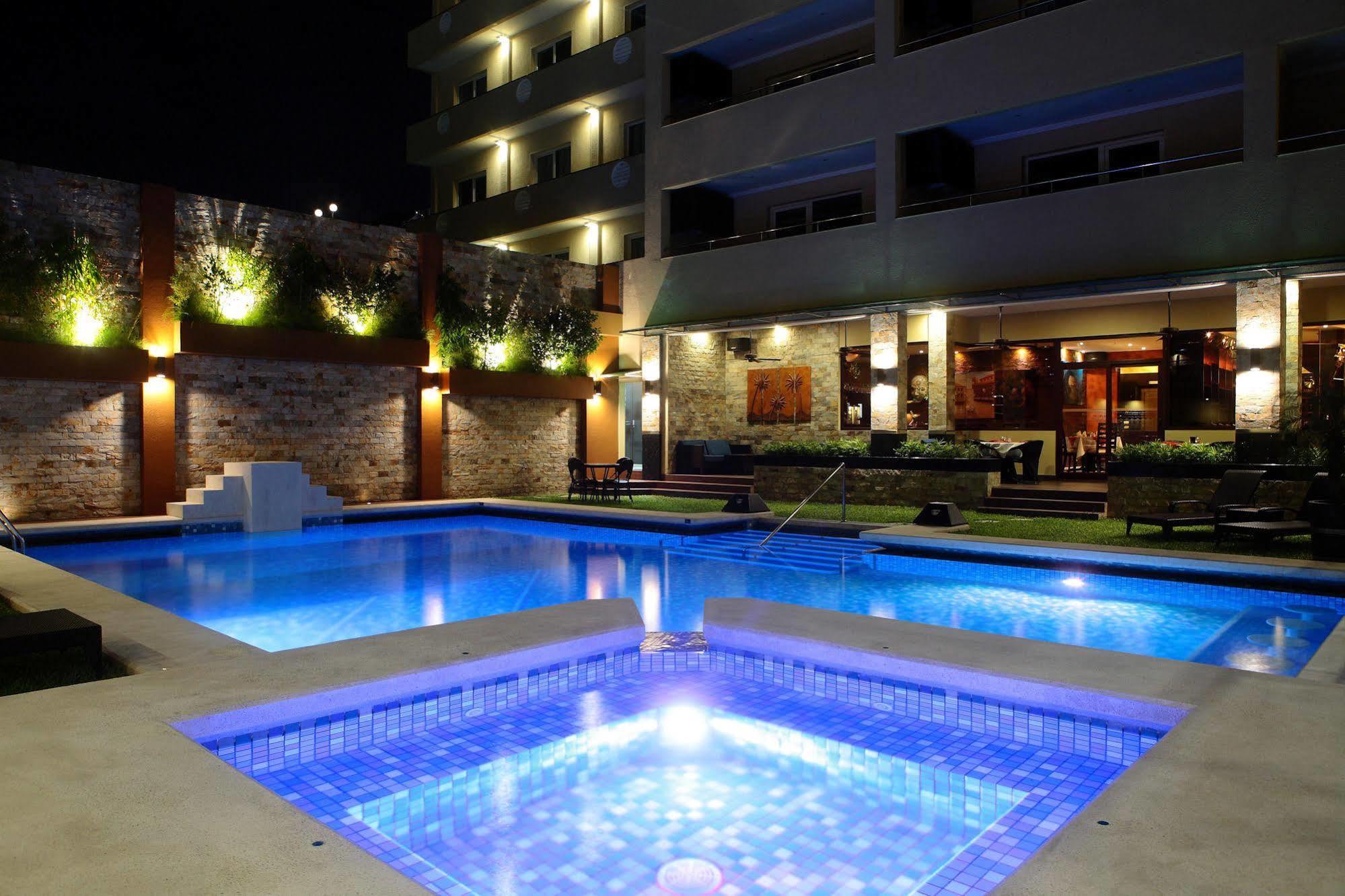 Queens Hotel Angeles City Exterior photo